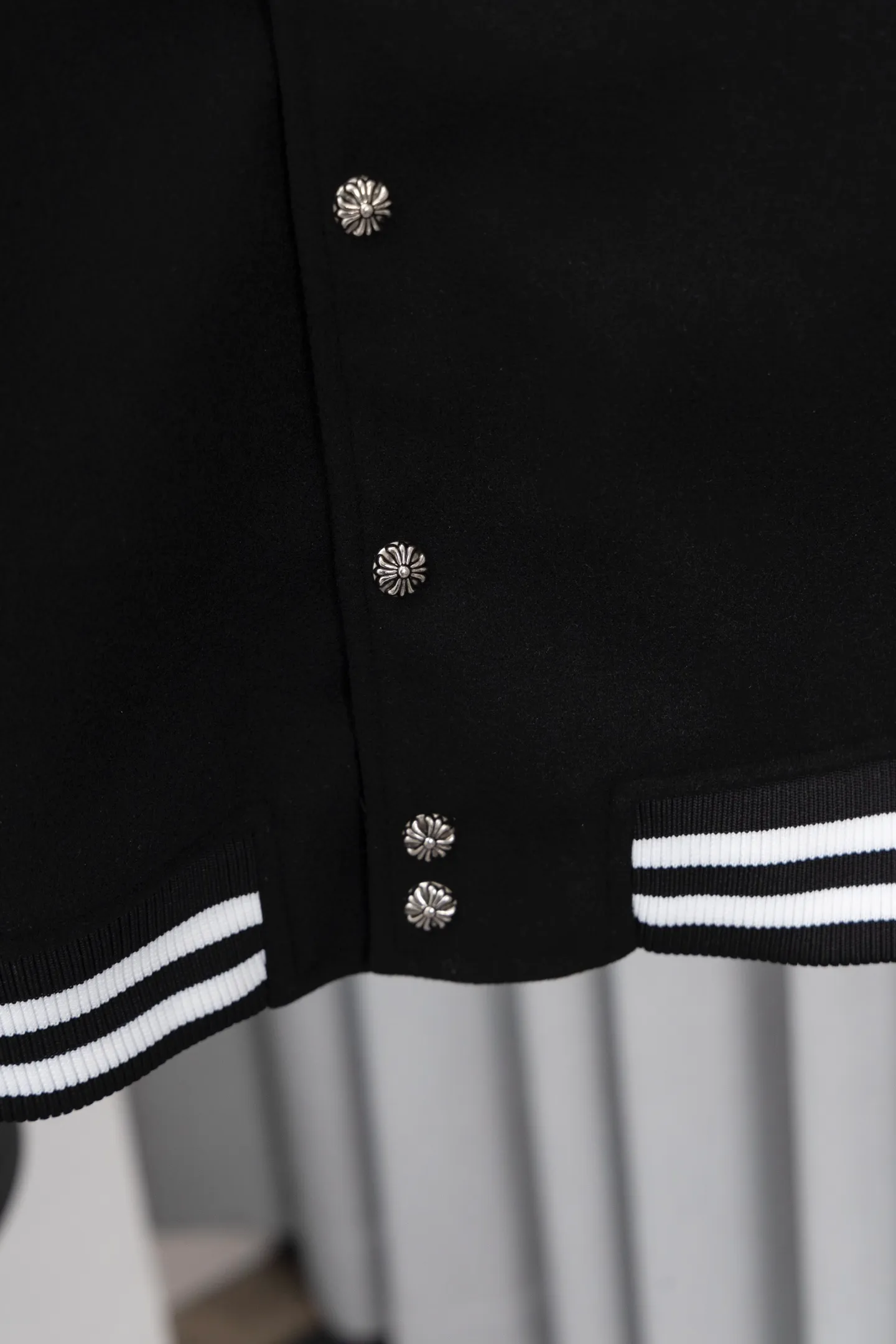 P370 Model No.: S015 Chromehearts/Cro Hearts Cross Embroidered Letters Leather Sleeves Spliced ​​Baseball Jacket Channel Boutique The most popular baseball jacket among fashionable men and fashionable women. There are versions at all levels in the market (you must compare the details). The most powerful quality control has been producing and researching baseball uniforms for 7 years. The details are exquisite. With it, you are the most beautiful boy in the world. The paint-coated full-face four-button buckle (button with LOGO), the average weight of the fabric is nearly 900 grams, and it is made of wool + eyeliner blended, custom-woven and dyed wool with high color fastness. The lining is made of silky and delicate cupro fiber! The texture is thick, the color is more uniform and beautiful, and the sharp edges and corners are full of three-dimensionality, showing laziness, casualness, and youthful vitality! Color: Black Navy Size: S-XL